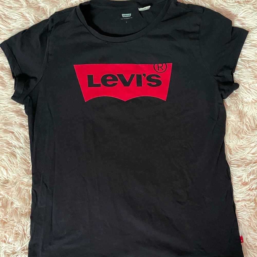 Levi’s Tee - Picture 2 of 4